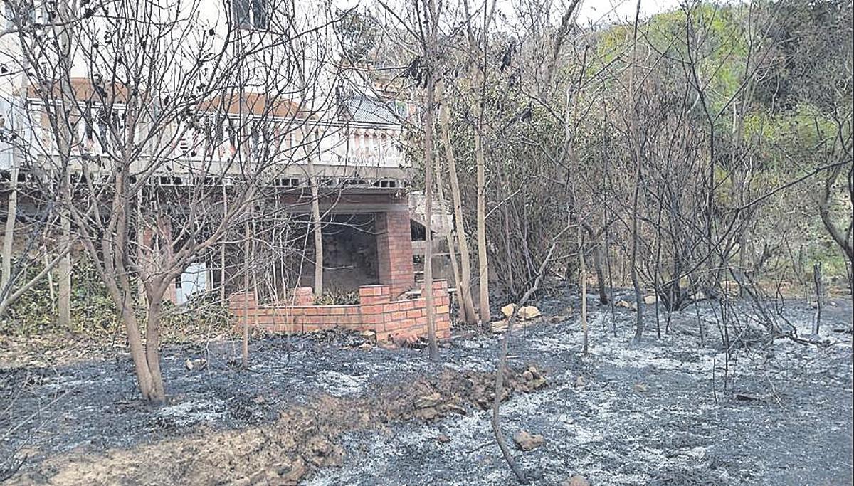 El fuego bordeó una casa