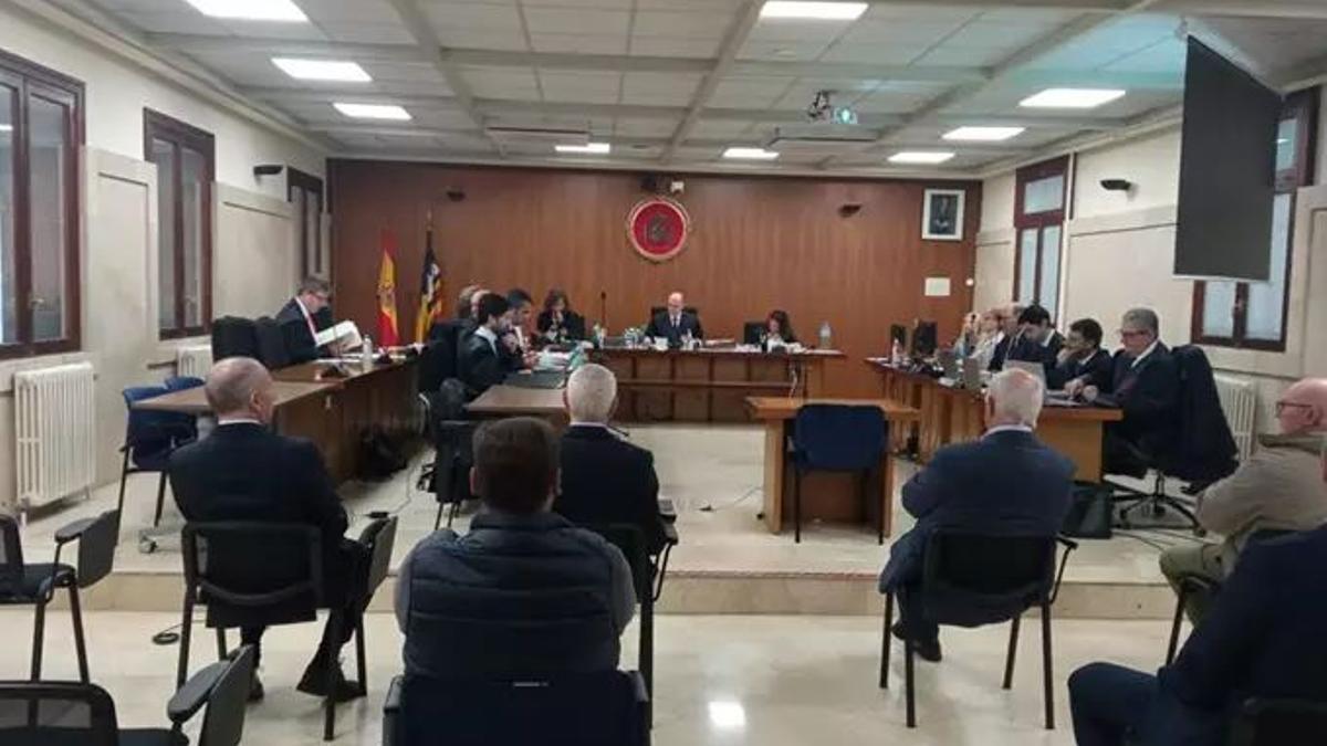 El exconseller Carlos Delgado (i), junto al resto de acusados del caso Calanova, en la Audiencia Provincial.