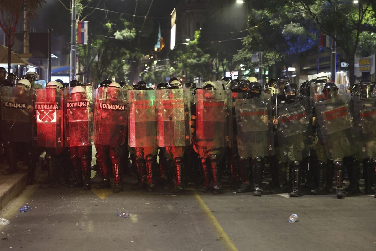 Riot police block anti-government protesters at the end of a rally pressing for an early election after nearly eight months of almost daily anti-corruption demonstrations that have shaken the populist government of President Aleksandar Vucic, in Belgrade, Serbia, Saturday, June 28, 2025. (AP Photo/Marko Drobnjakovic)