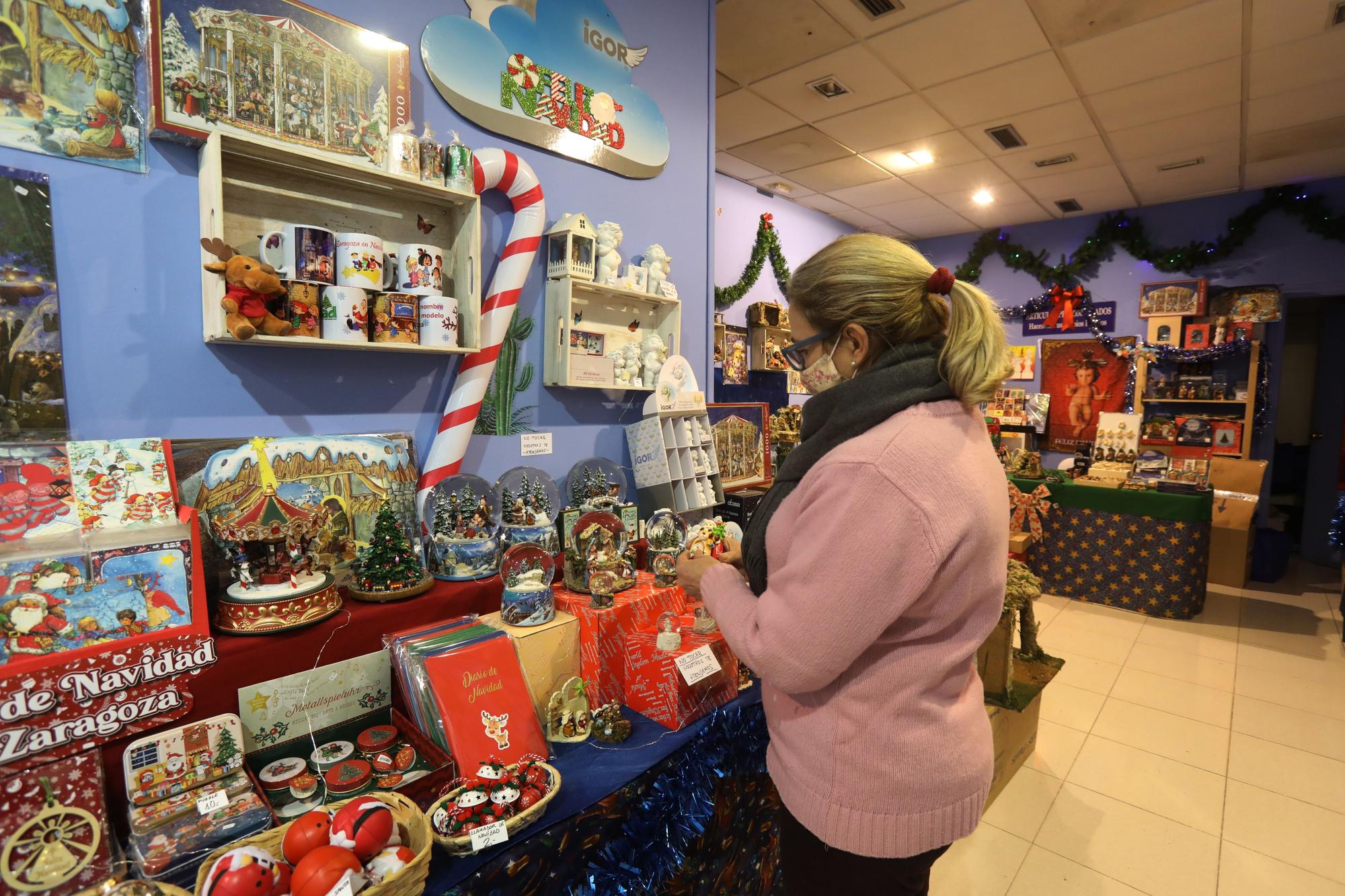 Las calles y los comercios de Zaragoza preparan su decoración navideña