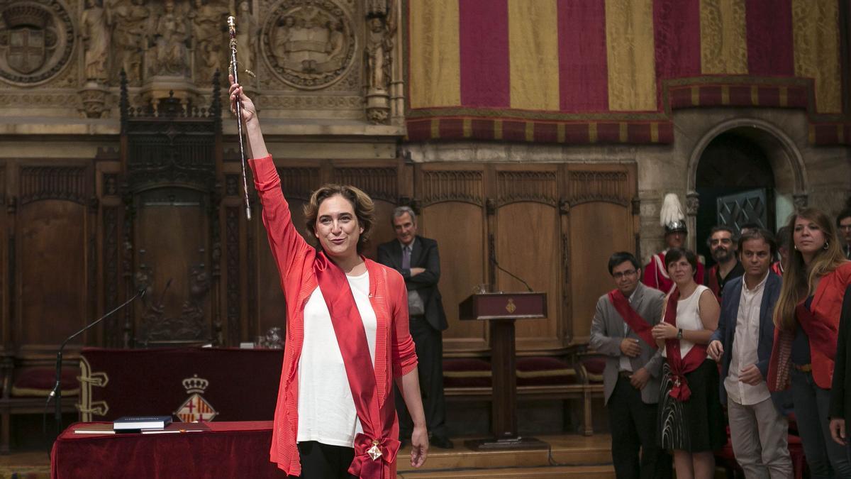 Ada Colau, el 13 de junio de 2015, tras se investida por primera vez alcaldesa de Barcelona
