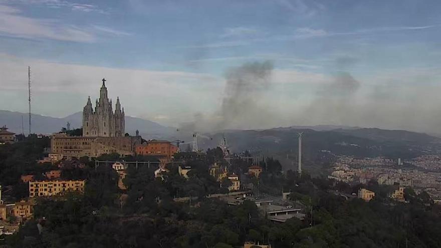 Incendio en el Turó de Montcada de Collserola, visible desde el Tibidabo