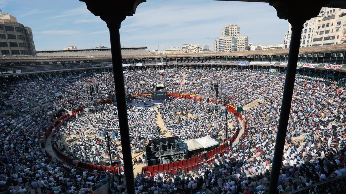 La plaza de toros de València llena en el mitin del PP