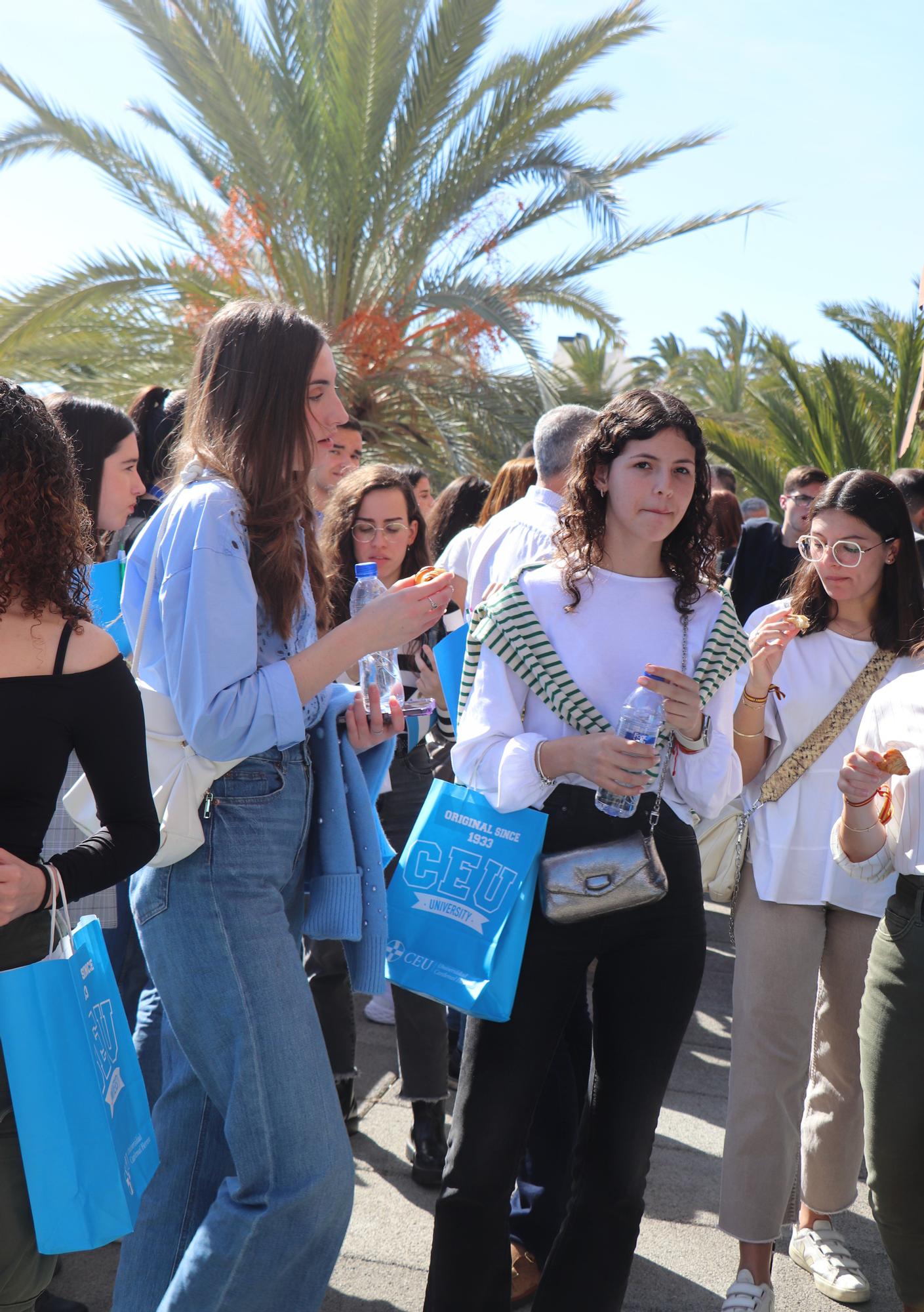 Algunos de los jóvenes preuniversitarios en la terraza del CEU