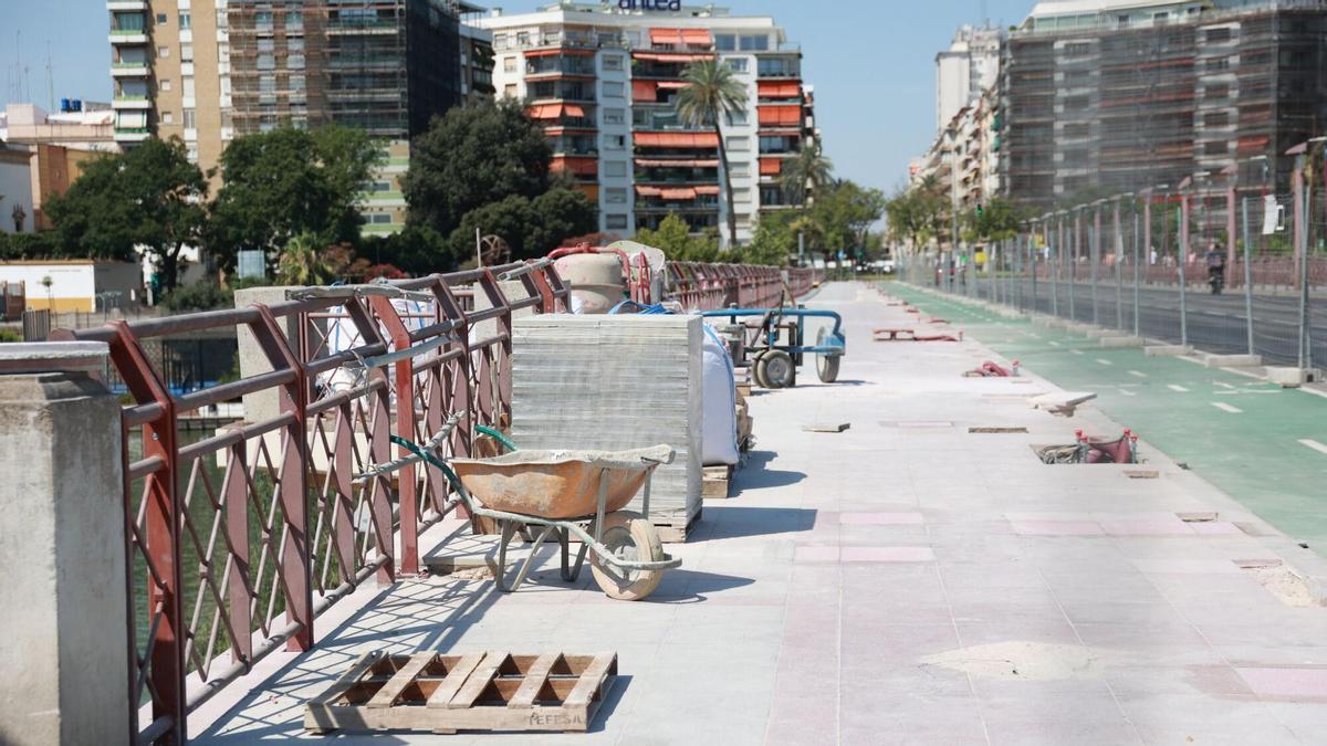 Obras de colocación de toldos en el puente de San Telmo en una imagen del pasado julio.