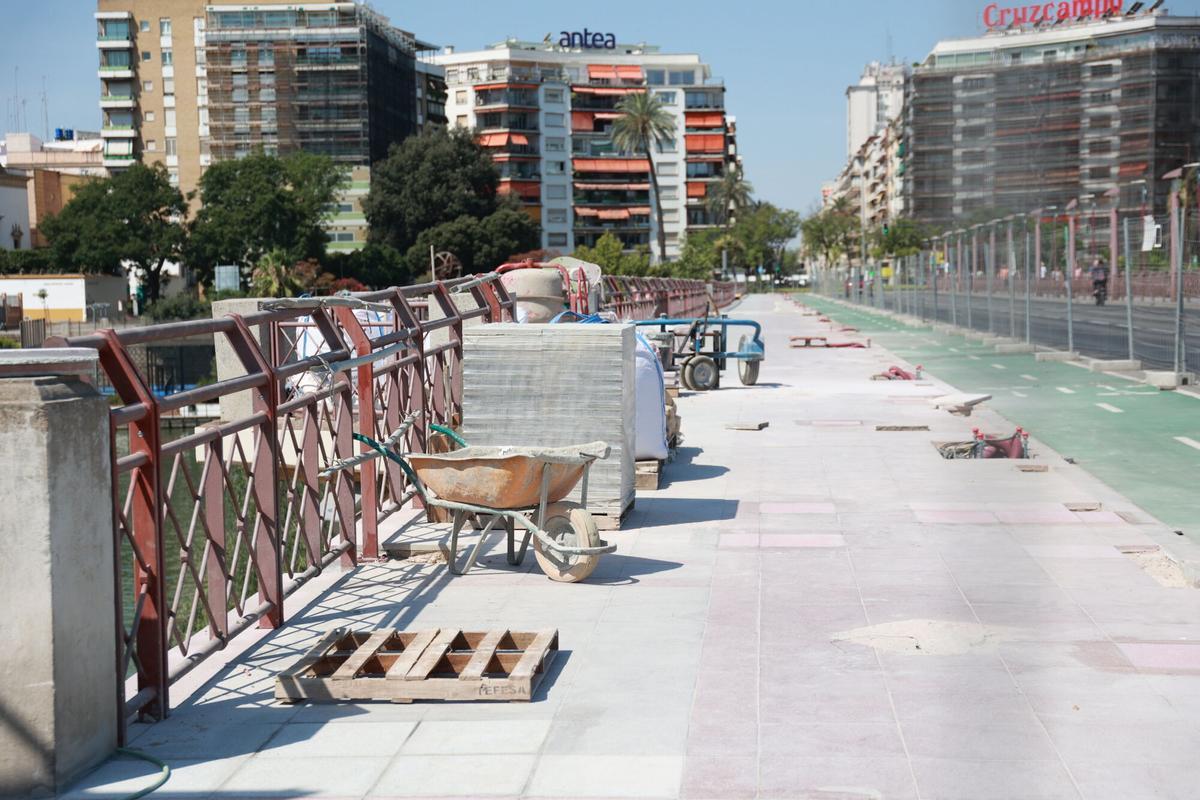 Obras de colocación de toldos en el puente de San Telmo durante la ola de calor. A 05 de julio de 2026, en Sevilla (Andalucía, España). Andalucía se sitúa como la comunidad que registra las temperaturas más altas durante la segunda ola de calor del verano, declarada el pasado viernes. En la primera jornada de este episodio, Sevilla capital ha marcado la máxima de España con 42,9 grados, en una clasificación de las diez temperaturas más elevadas del país en la que siete corresponden a localidades andaluzas. 05 JULIO 2026 Rocío Ruz / Europa Press 05/07/2026. Rocío Ruz;category_code_new