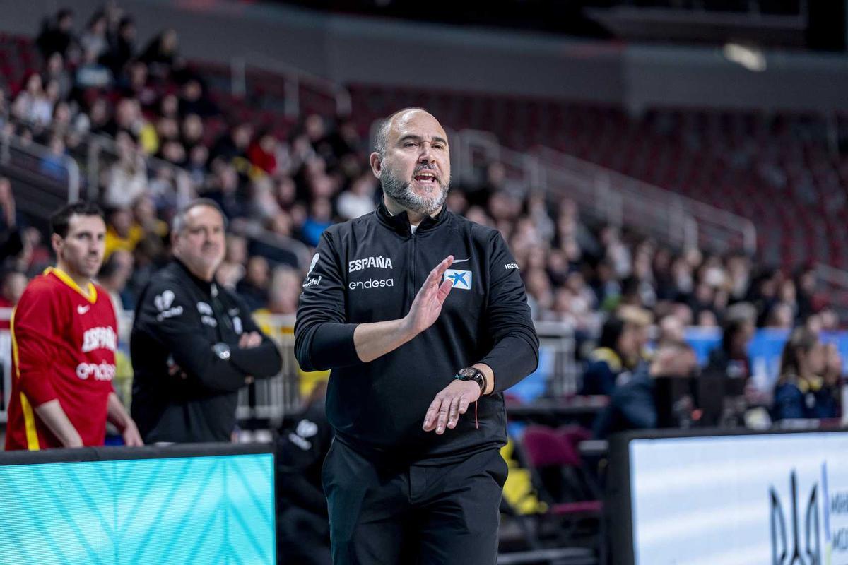 El técnico, durante el encuentro ante Ucrania, en Riga