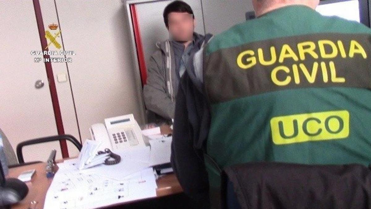 Fotografía facilitada por la Guardia Civil de la detención de Stanislav Lisov, de 32 años, en Barcelona.