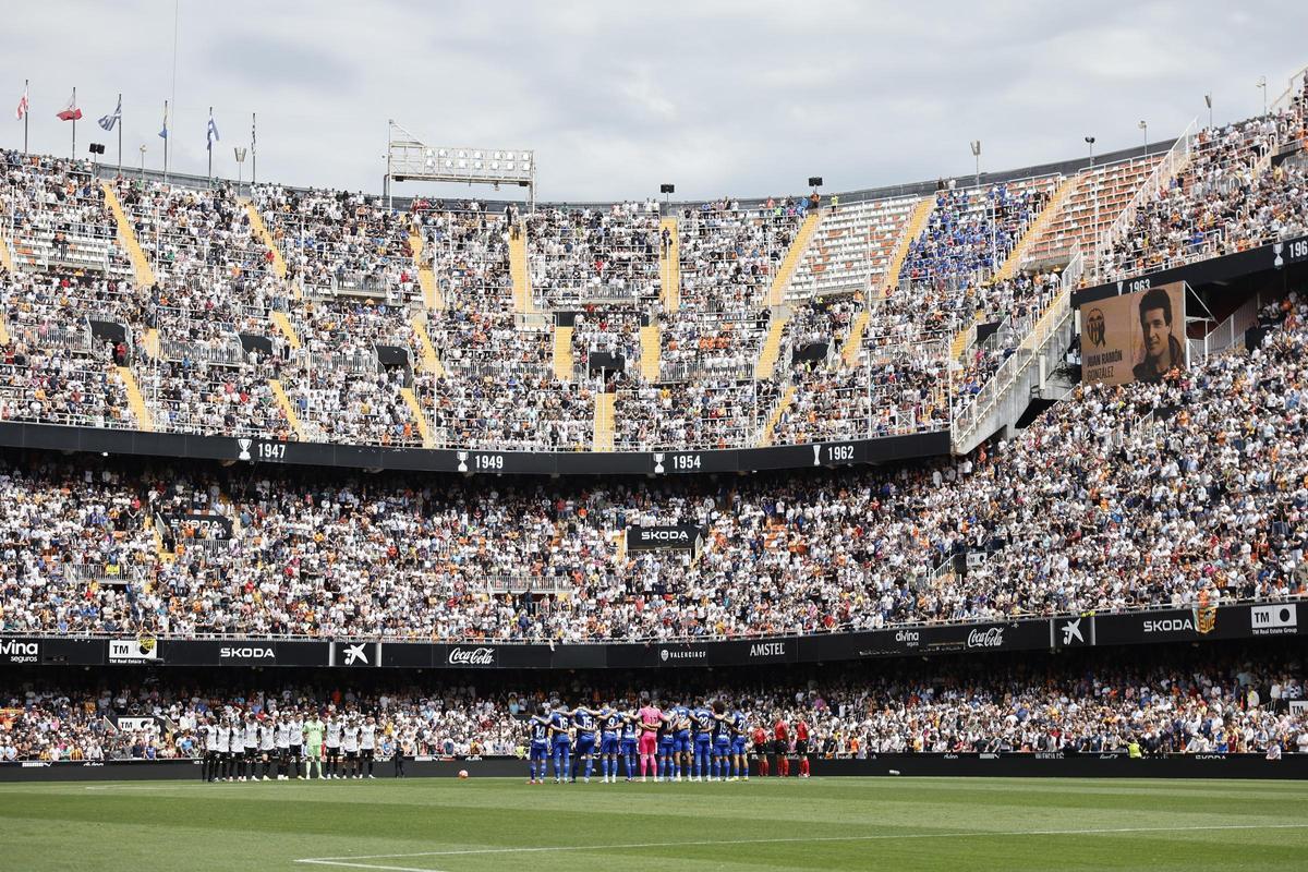 Gradas de Mestalla, en el minuto de silencio del Valencia CF-Getafe.