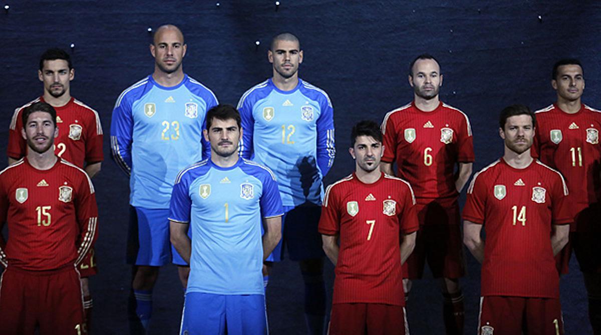 Els jugadors de ’la Roja’ posen amb la nova vestimenta, amb la qual esperen tornar a fer història.