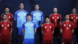 Els jugadors de ’la Roja’ posen amb la nova vestimenta, amb la qual esperen tornar a fer història.