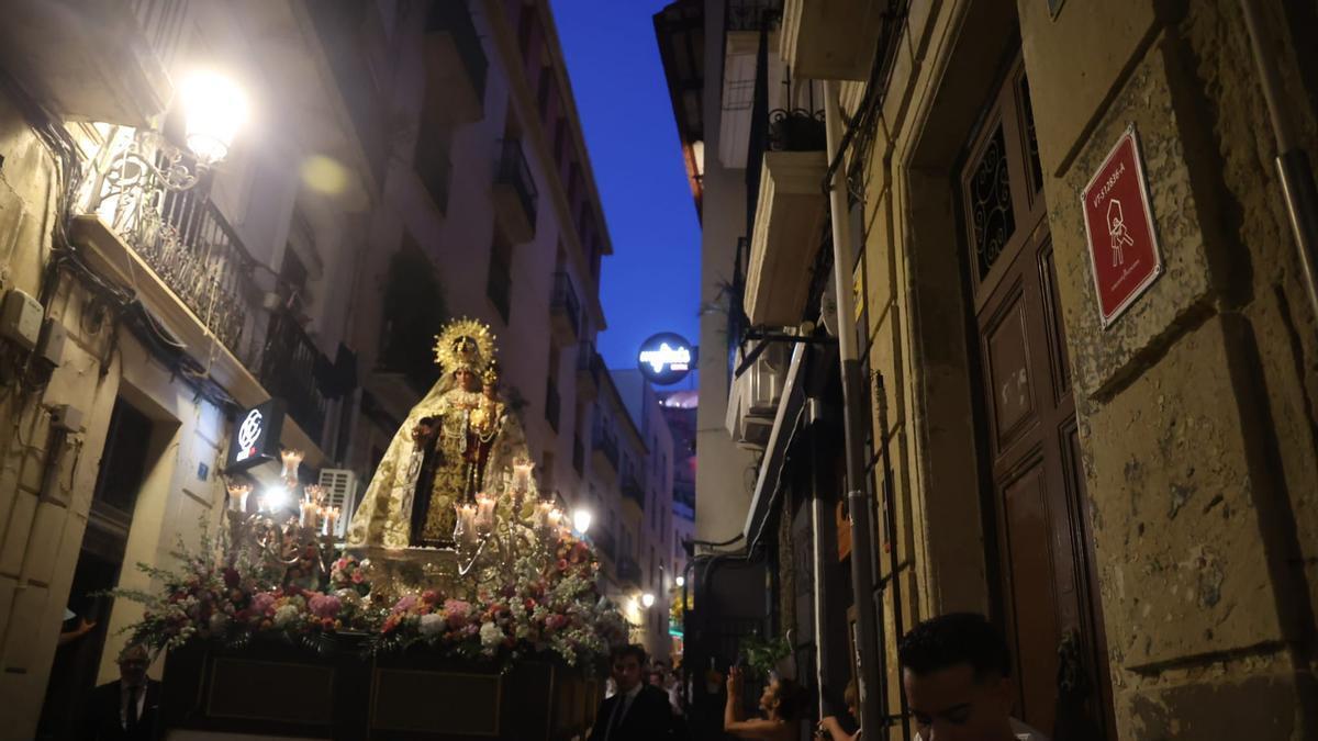 La devoción a la Virgen del Carmen desborda el casco antiguo de Alicante