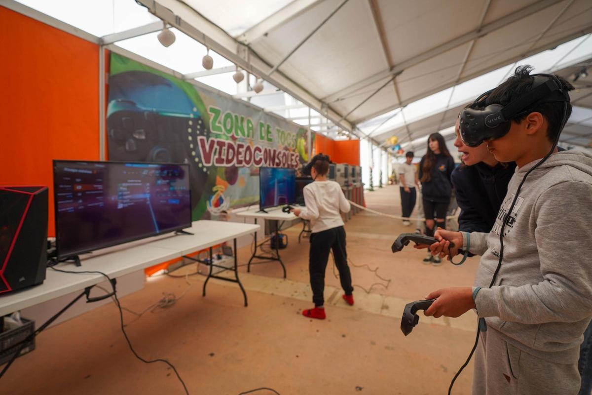 Un niño recibe instrucciones para un videojuego de realidad virtual