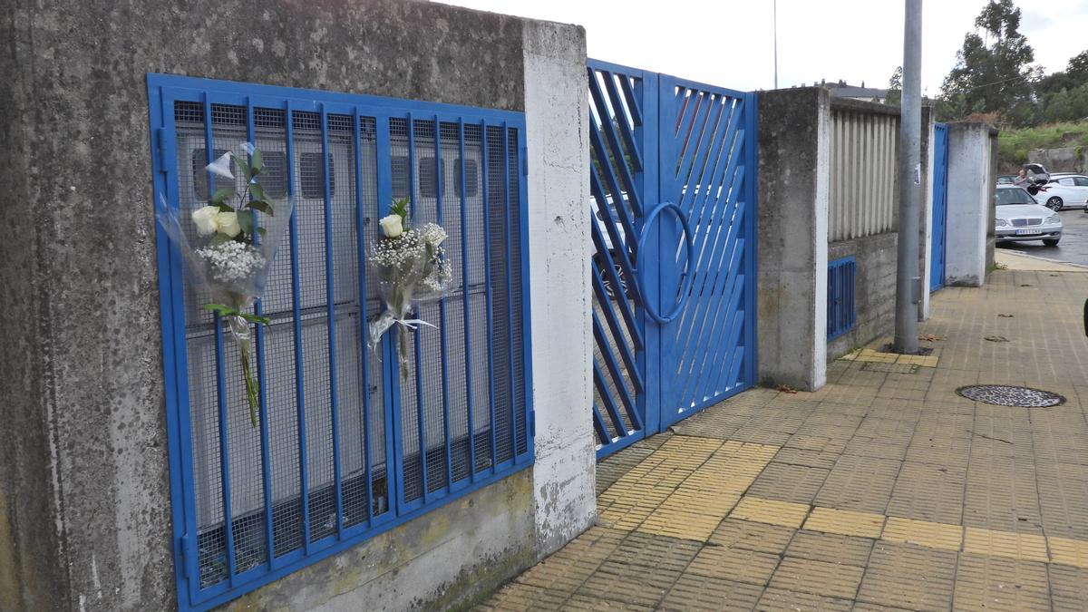 Ramos de rosas en la puerta del instituto.