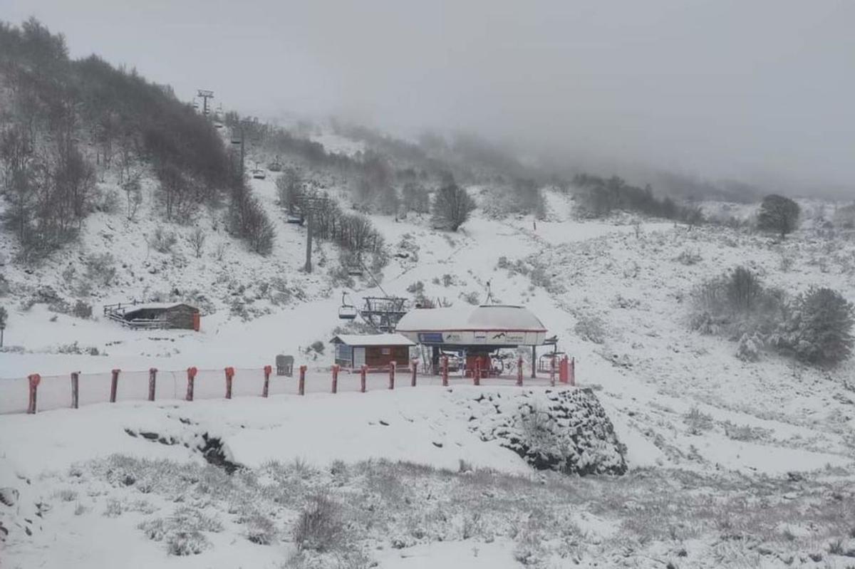 Vista de Valle de Lago, nevando, la noche del viernes. | LNE