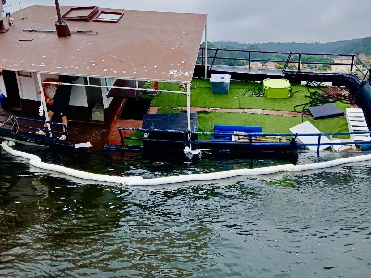Gardacostas instaló barreras como medida preventiva por si se produce algún vertido durante el reflotamiento.