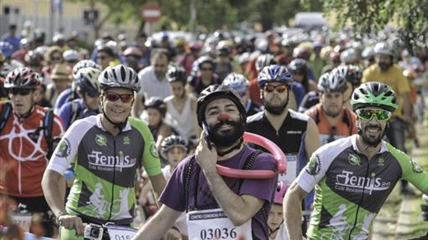 Una gran marea de 5.000 ciclistas inunda las calles de Cáceres