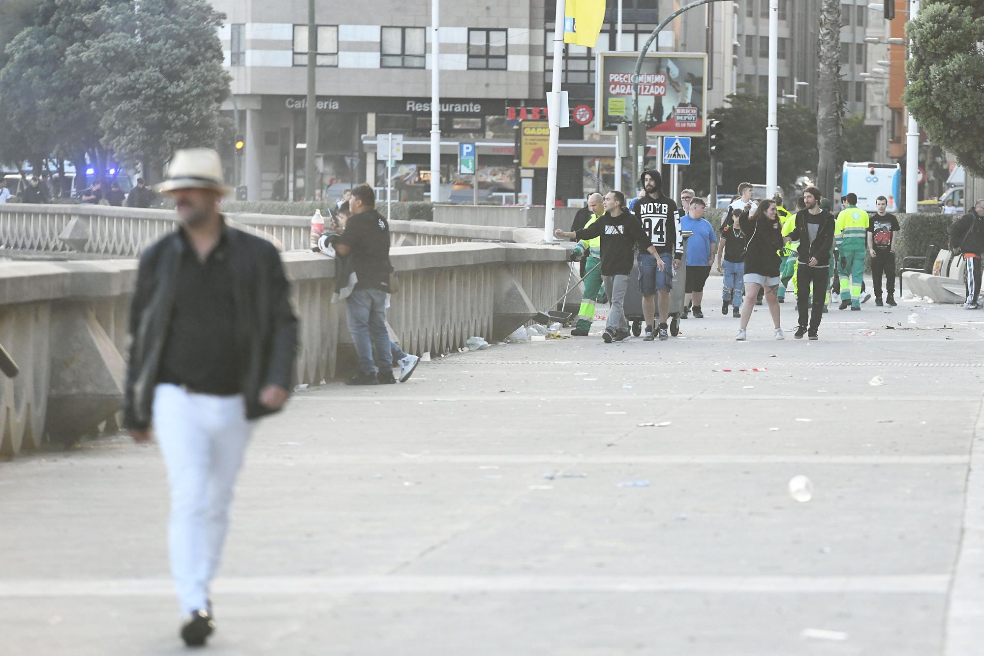 Adiós a la noche de San Juan de A Coruña: la fiesta da paso a los operarios de limpieza