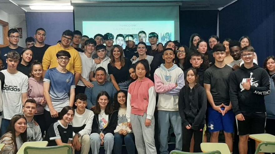 Cristina López, con los alumnos asistentes al evento 'Prensa en mi mochila'.