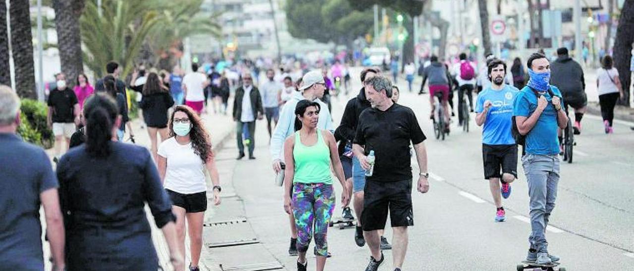 Imagen de archivo del paseo marítimo de Palma en mayo de 2020, en plena desescalada después del confinamiento. | M. MIELNIEZUK