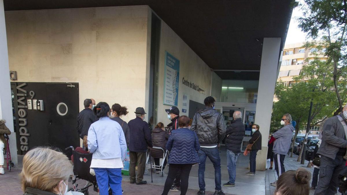 Colas de usuarios a las puertas de un centro de salud de Alicante, esta semana. | PILAR CORTÉS