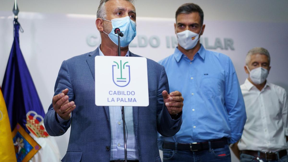 El presidente de Canarias, Ángel Víctor Torres, durante la rueda de prensa de este lunes para informar de la erupción en La Palma.