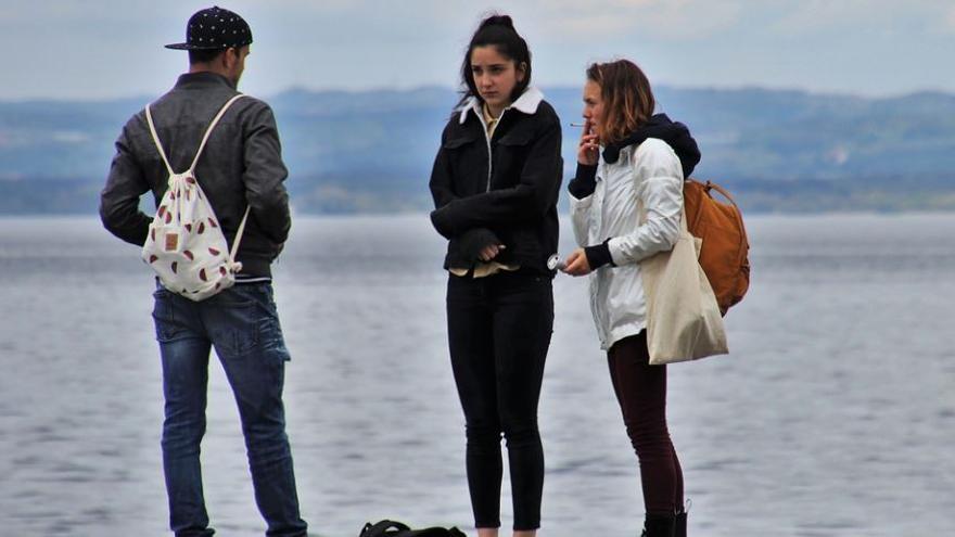 Un grup de joves fumant al costat d&#039;un Port