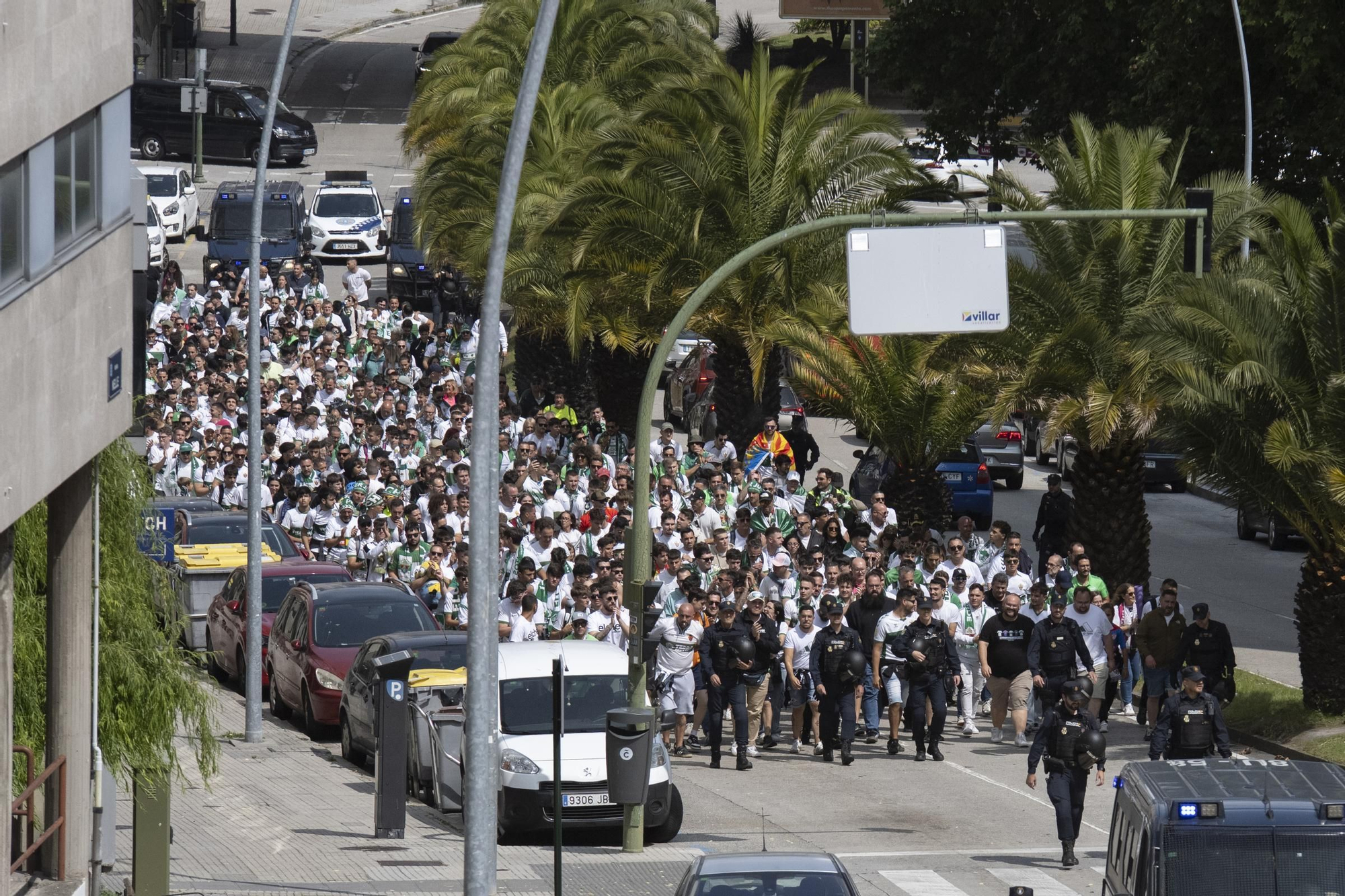 La afición ilicitana recibe al Elche CF a su llegada al estadio de Riazor