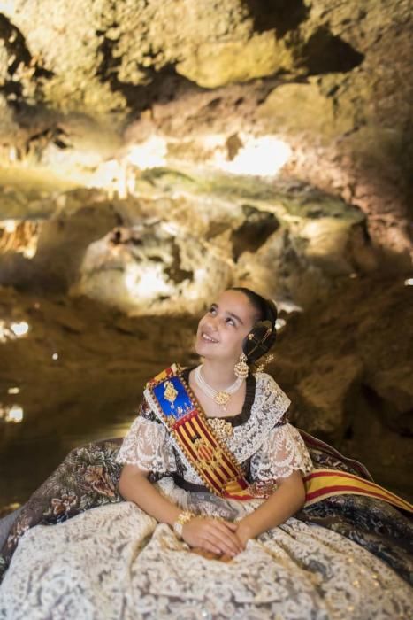 Visita de la fallera mayor infantil y la corte de honor a les Coves de Sant Josep