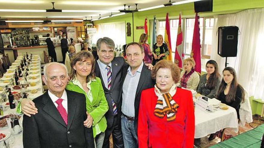 Severiano Vidal, a la izquierda, y Ángela Sarmiento, a la derecha, junto a sus hijos y a Santiago Álvarez Seara, en el centro.