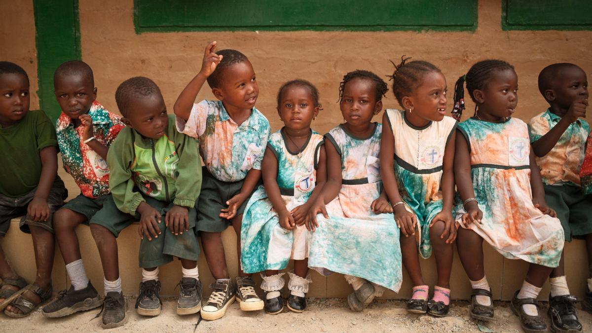 Nueve de los cuarenta niños que viven en la casa hogar New Live Family House gestionada por la oenegé Harit Gambia, en la localidad de Lamin.