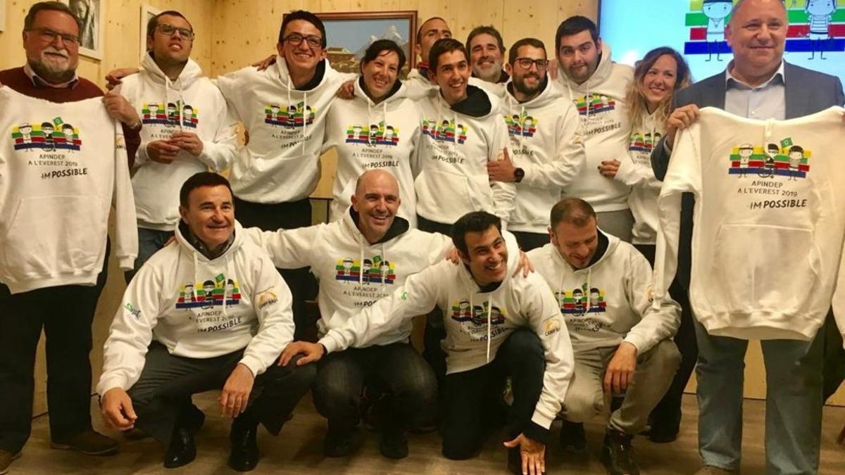 Sergi Mingote junto al equipo que le acompañará en el trekking al Everest