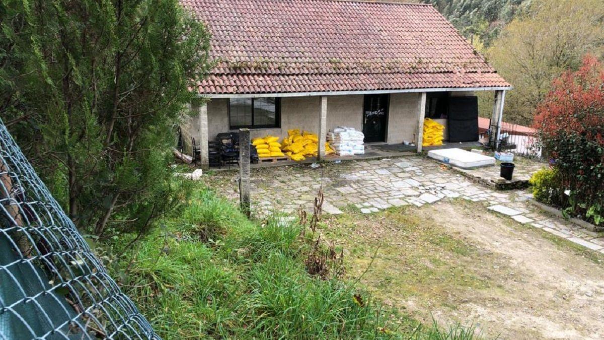 La casa rural de Cotobade (Pontevedra) que los narcos habían convertido en un laboratorio de droga. GUSTAVO SANTOS