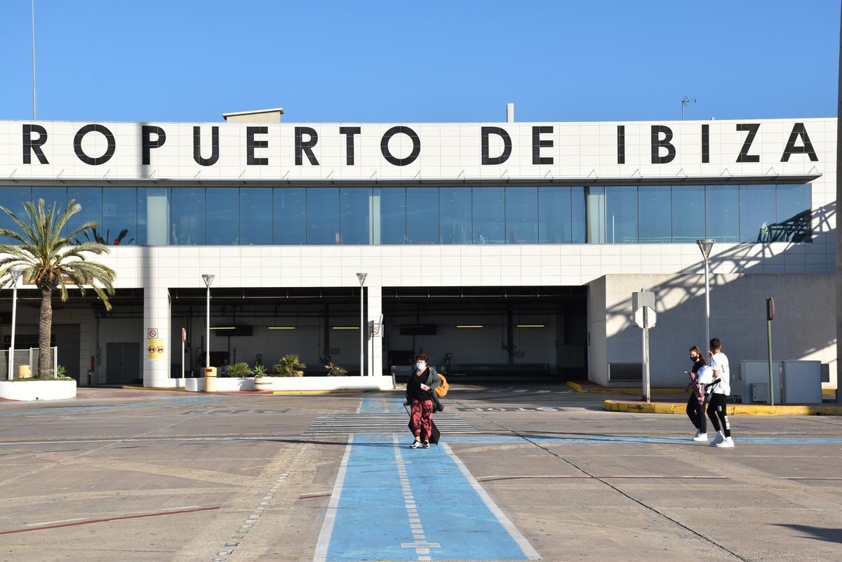 Fachada de la zona aire de la terminal del aeropuerto de Ibiza.
