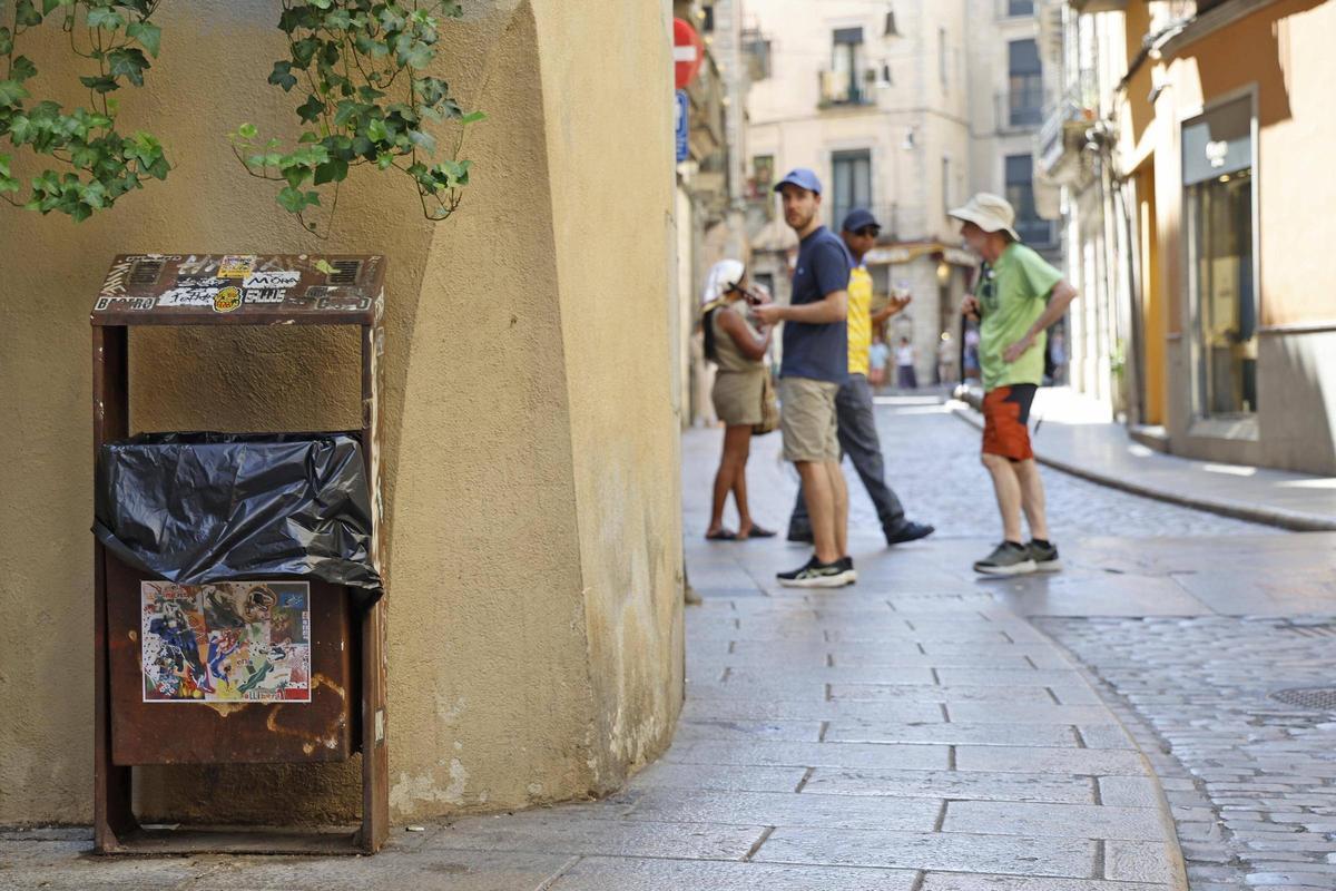 Girona vol evitar que la gent llanci envasos de menjar i begudes a les papereres del centre