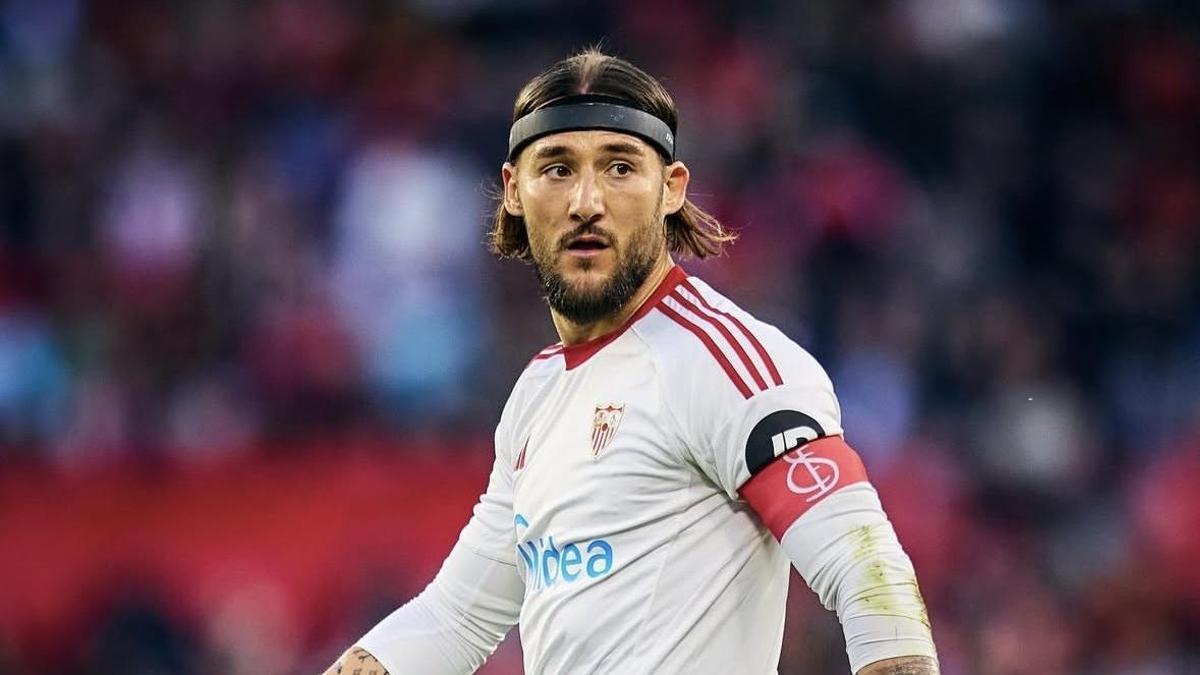 Nemanja Gudelj, durante un partido con el Sevilla.