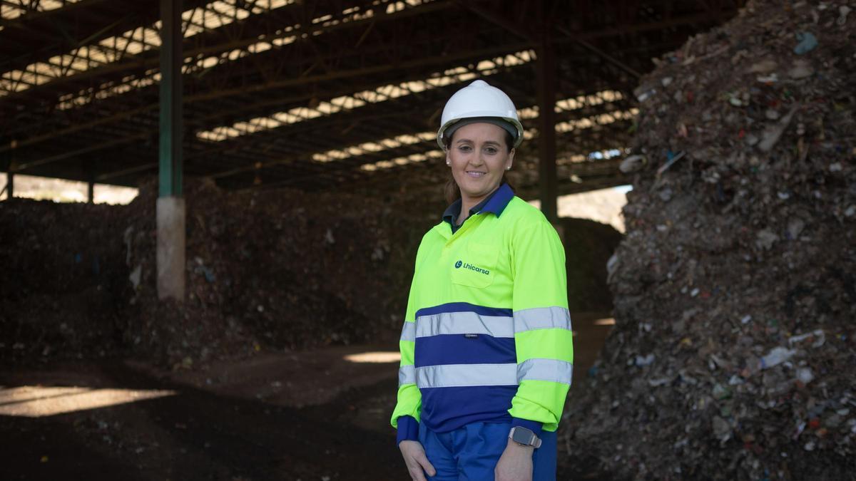 Begoña Dávila junto a toneladas de compost en la planta de Cartagena.