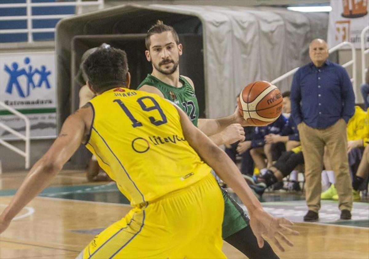 El Cáceres empieza a armar el equipo con Niko Rakocevic