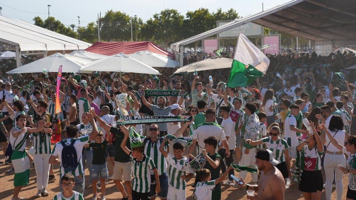 Miles de aficionados del Córdoba CF en la 'fan zone' junto a El Arcángel, esta tarde.