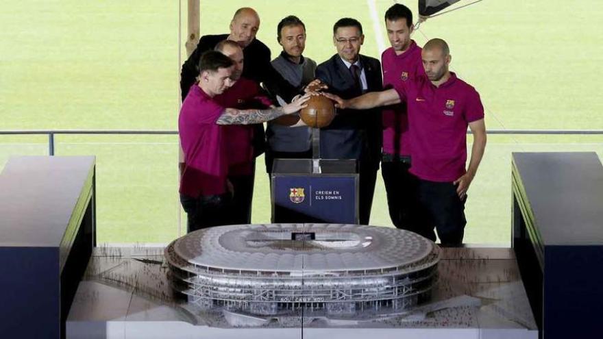 el nuevo camp nou. El FC Barcelona presentó ayer la maqueta -en la fotografía- del que será el nuevo Camp Nou, cuya construcción debería concluir a finales de la temporada 2021-2022 y en el que el club invertirá unos 420 millones de euros, aunque las obras no se pondrán en marcha hasta que la deuda no se reduzca de los 328 millones de euros actuales a los 200 millones. El aforo se ampliará hasta los 105.000 espectadores.