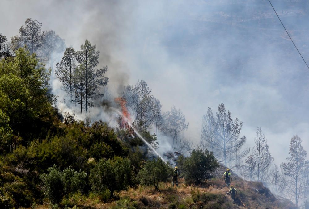 Los bomberos luchan contra el fuego en Guadalest