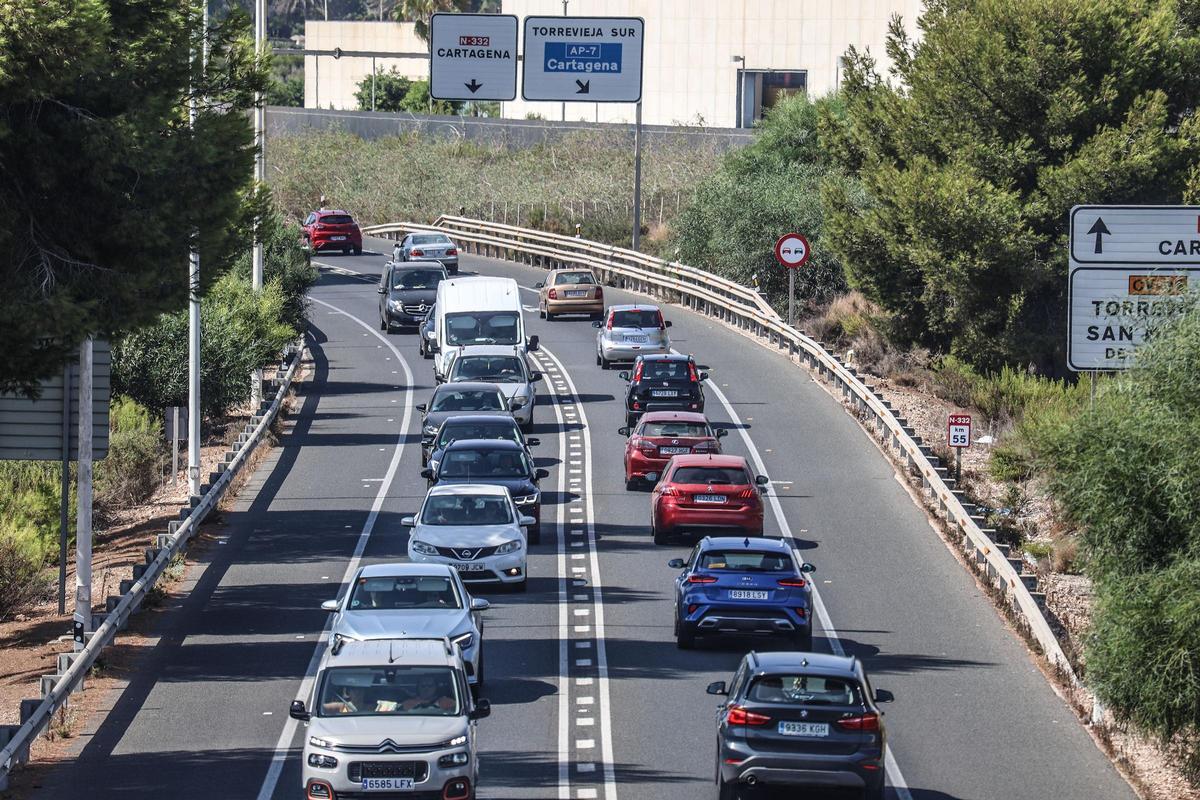 Vehículos circulando por la N332 a la altura de Torrevieja, en imagen de archivo.