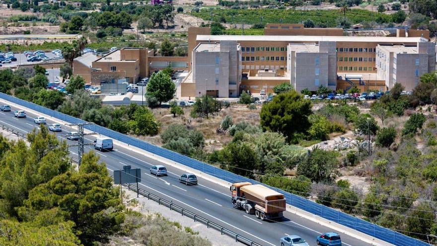 Vista aérea de la N-332 a su paso por las inmediaciones del Hospital Comarcal. La vía discurre a escasos 50 metros, pero, sin embargo, carece de una conexión directa