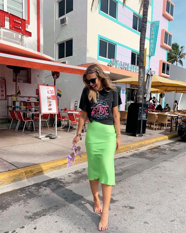 Look de Instagram con la falda midi satinada neón de Bershka