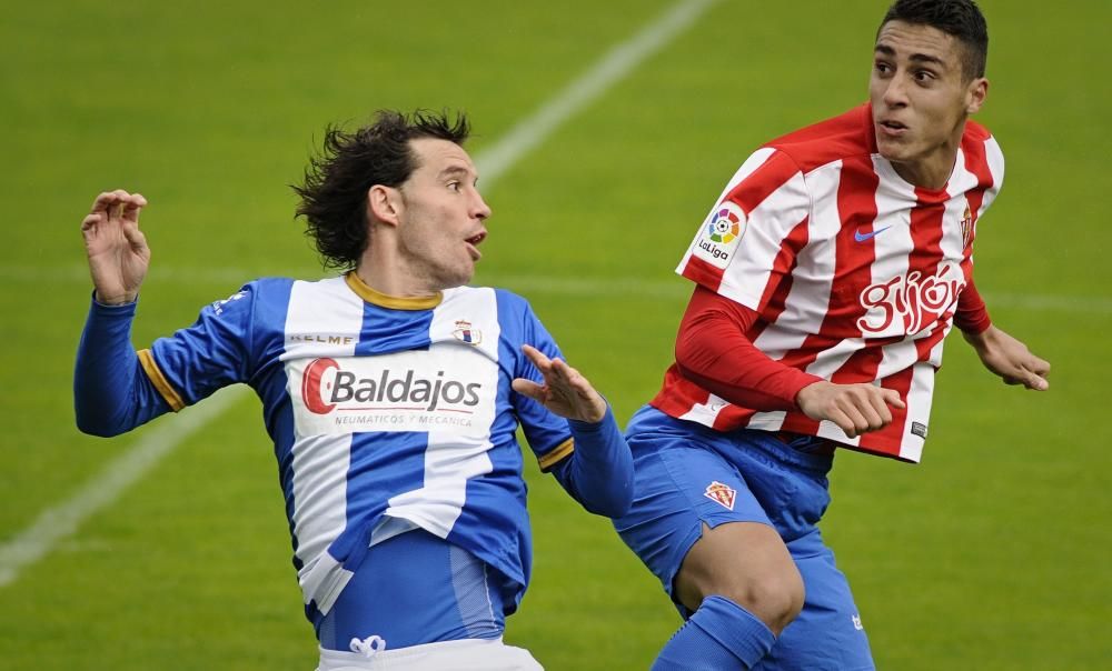 El partido entre el Sporting B y el Real Avilés, en imágenes