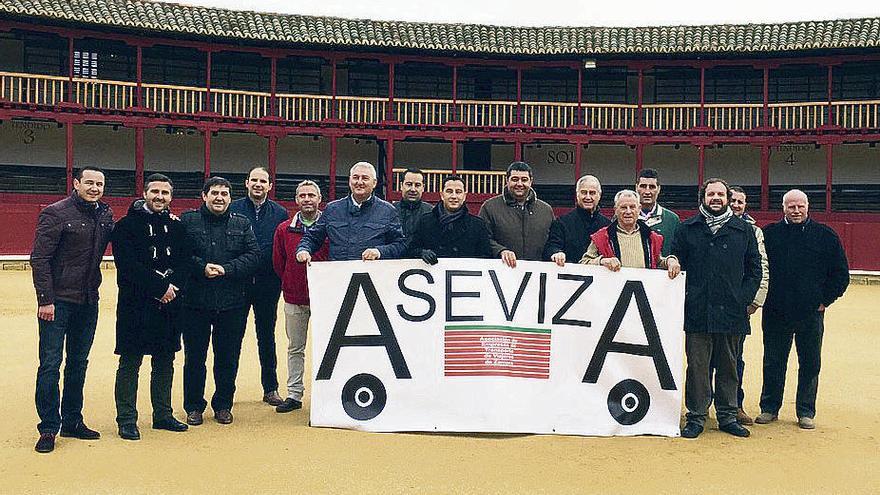 Los empresarios de Aseviza tras la reunión celebrada en Toro.
