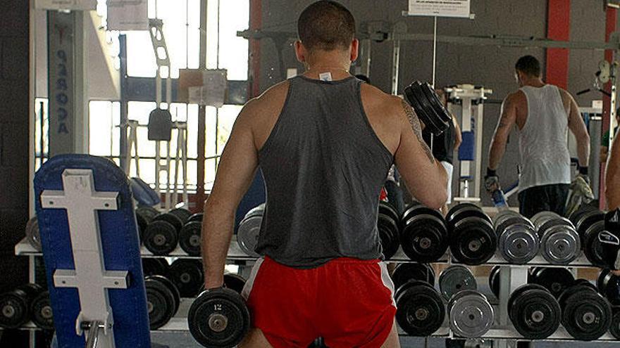 Un hombre se ejercita en un gimnasio.