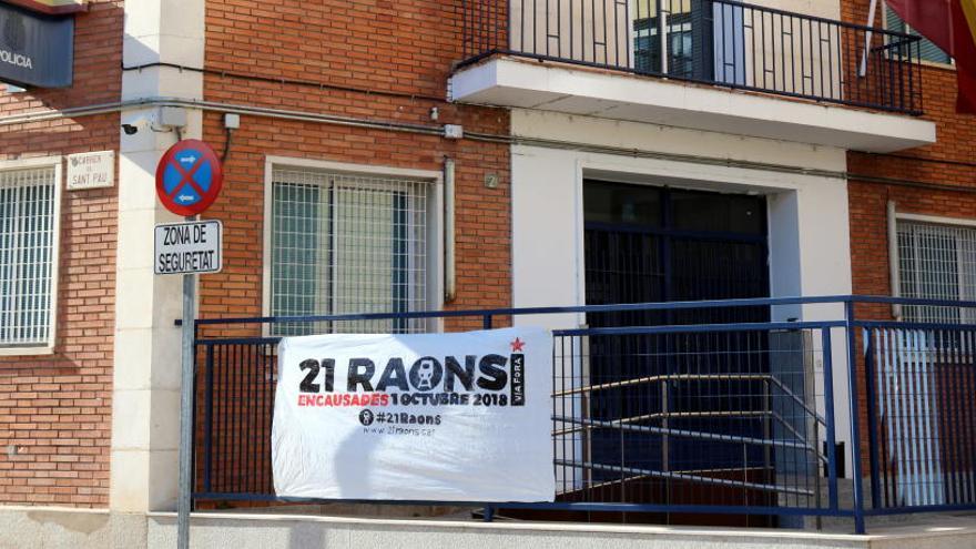 La pancarta a la comissaria de la Policia Nacional a Girona | ACN