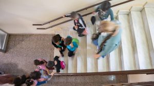 Una profesora acompaña a los alumnos y alumas, en la escuela Rocafonda de Mataró.