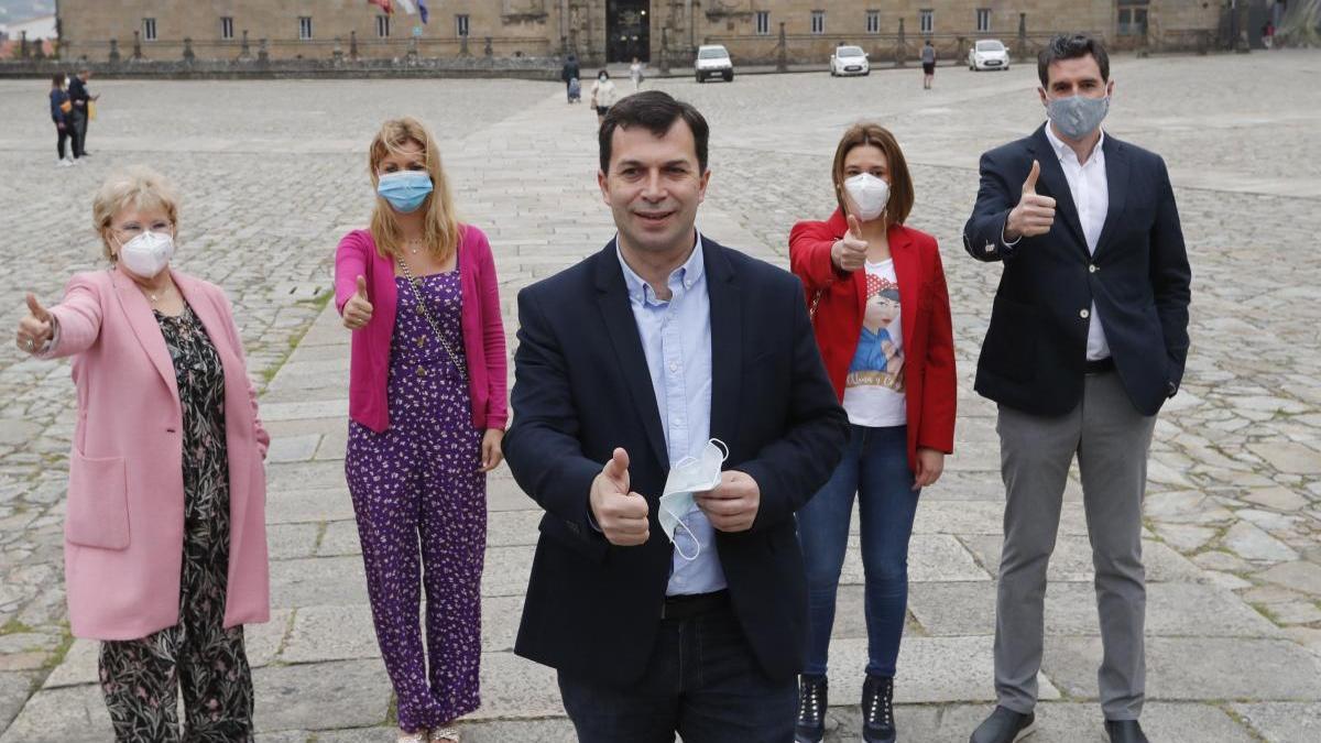 Gonzalo Caballero, en la Praza do Obradoiro, en Santiago.  // Xoán Álvarez